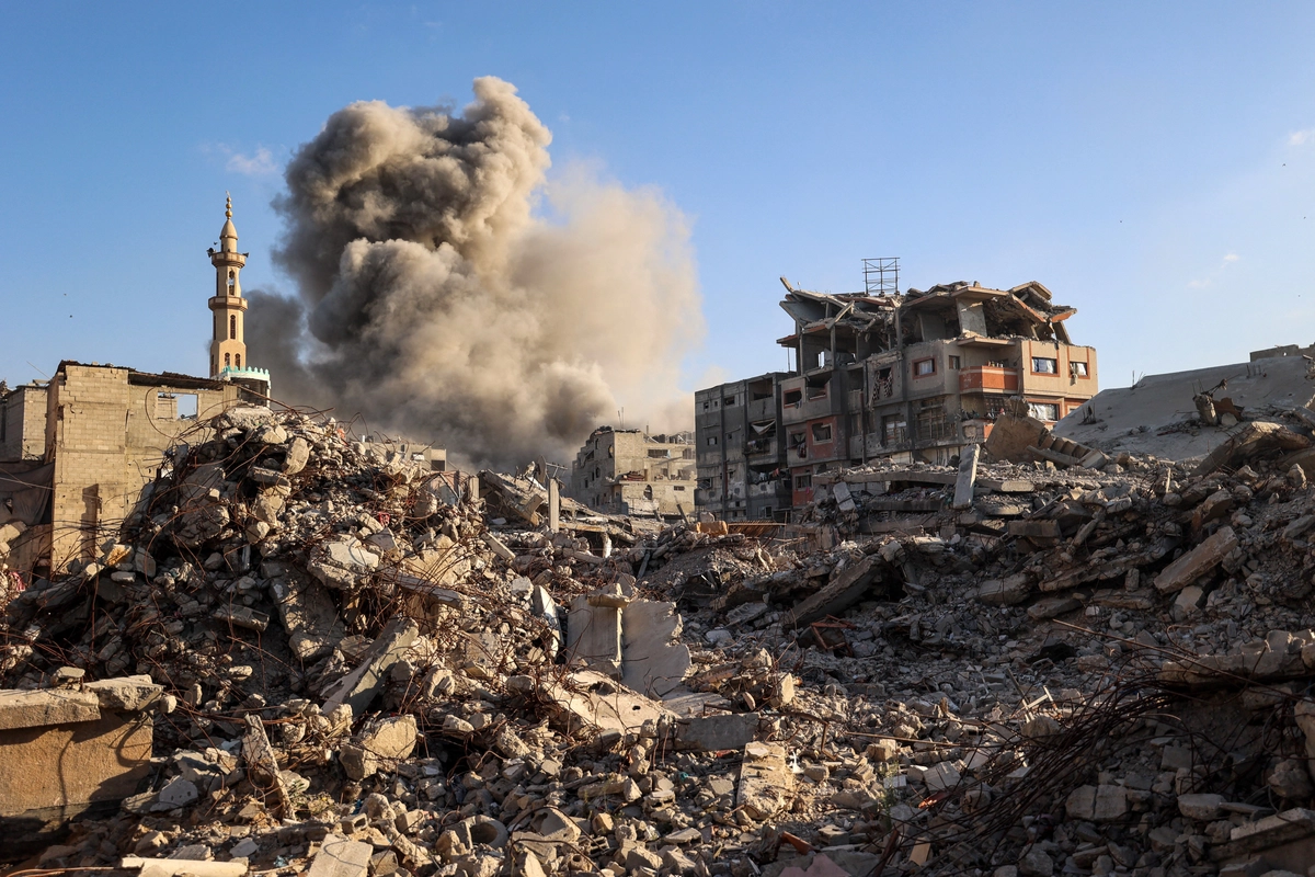 19 Ekim 2025'te İsrail'in Gazze Şeridi'nin orta kesimindeki Bureyc Kampı'nda bir binayı hedef alan saldırısının ardından dumanlar yükseldi. (Fotoğraf: Eyad Baba/AFP)