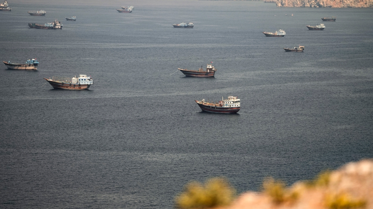 İran, Hürmüz Boğazı'ndaki mayın temizleme çalışmalarını yalnızca kendisinin yürüteceğini açıkladı. Umman'ın Musandam bölgesinden 18 Haziran 2026 tarihinde görüntülenen Hürmüz Boğazı'ndaki gemiler. (Reuters/Stringer)
