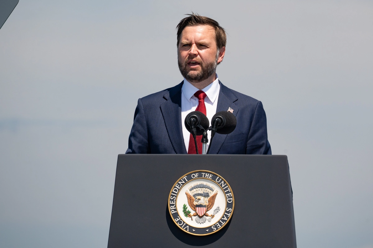 ABD Başkan Yardımcısı JD Vance, İran'ın Hürmüz Boğazı gemi saldırıları sürerse askeri operasyonların devam edeceğini açıkladı. JD Vance, 04 Temmuz 2026 tarihinde New York'ta düzenlenen Uluslararası Deniz Kuvvetleri İncelemesi 250 etkinliğinde USS Kearsarge gemisinde konuşurken. (Fotoğraf: Samira Bouaou, The Epoch Times)