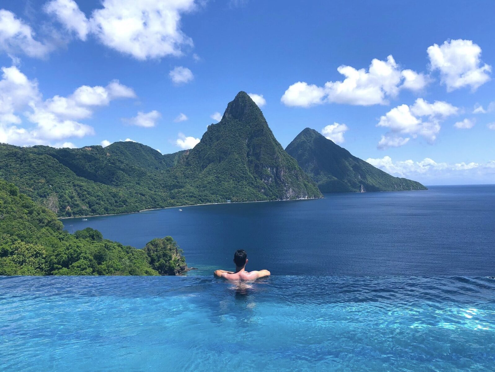 ABD, Karayipler'deki Saint Lucia için seyahat uyarısını güncelleyerek artan suç riskleri nedeniyle ziyaretçilere daha fazla dikkatli olmalarını tavsiye etti. Benjamin Arnulf Saint Lucia Cennet Adası Sonsuzluk Havuzu. (Fotoğraf: Wikimedia)