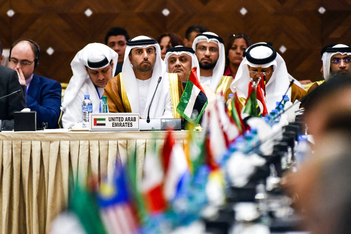 BAE Petrol üretimini OPEC'ten ayrıldıktan sonra iki katından fazla artırdı. Birleşik Arap Emirlikleri Enerji Bakanı Suhail bin Mohamed el-Mazrui (ortada), 28 Eylül 2016 tarihinde Cezayir'in başkenti Cezayir'de düzenlenen Petrol İhraç Eden Ülkeler Örgütü (OPEC) üyelerinin gayriresmî toplantısına katıldı. (Fotoğraf: Ryad Kramdi/AFP/Getty Images)
