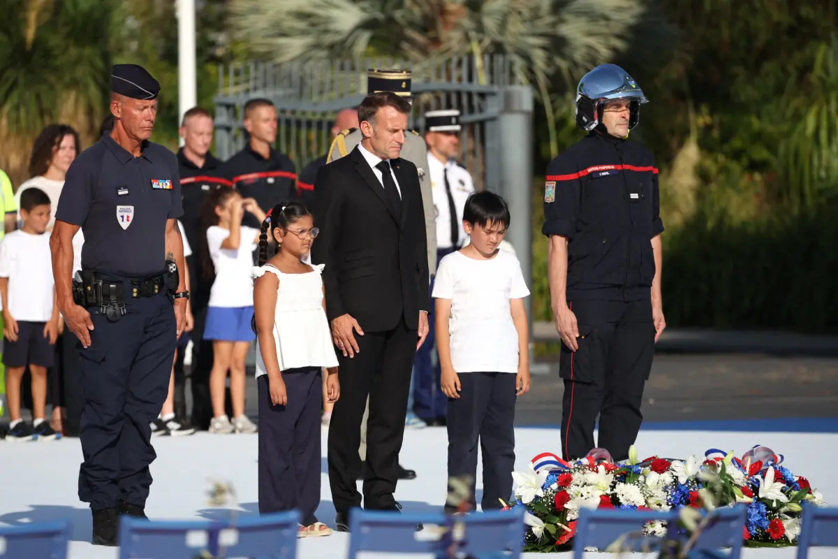 Fransa Cumhurbaşkanı Emmanuel Macron, Nice'de 86 kişinin hayatını kaybettiği ve 400'den fazla kişinin yaralandığı terör saldırısının 10. yıldönümü anma töreninde. 14 Temmuz 2026, Nice, Fransa. (Fotoğraf: Valery Hache, AFP - Getty Images, The Epoch Times aracılığıyla)