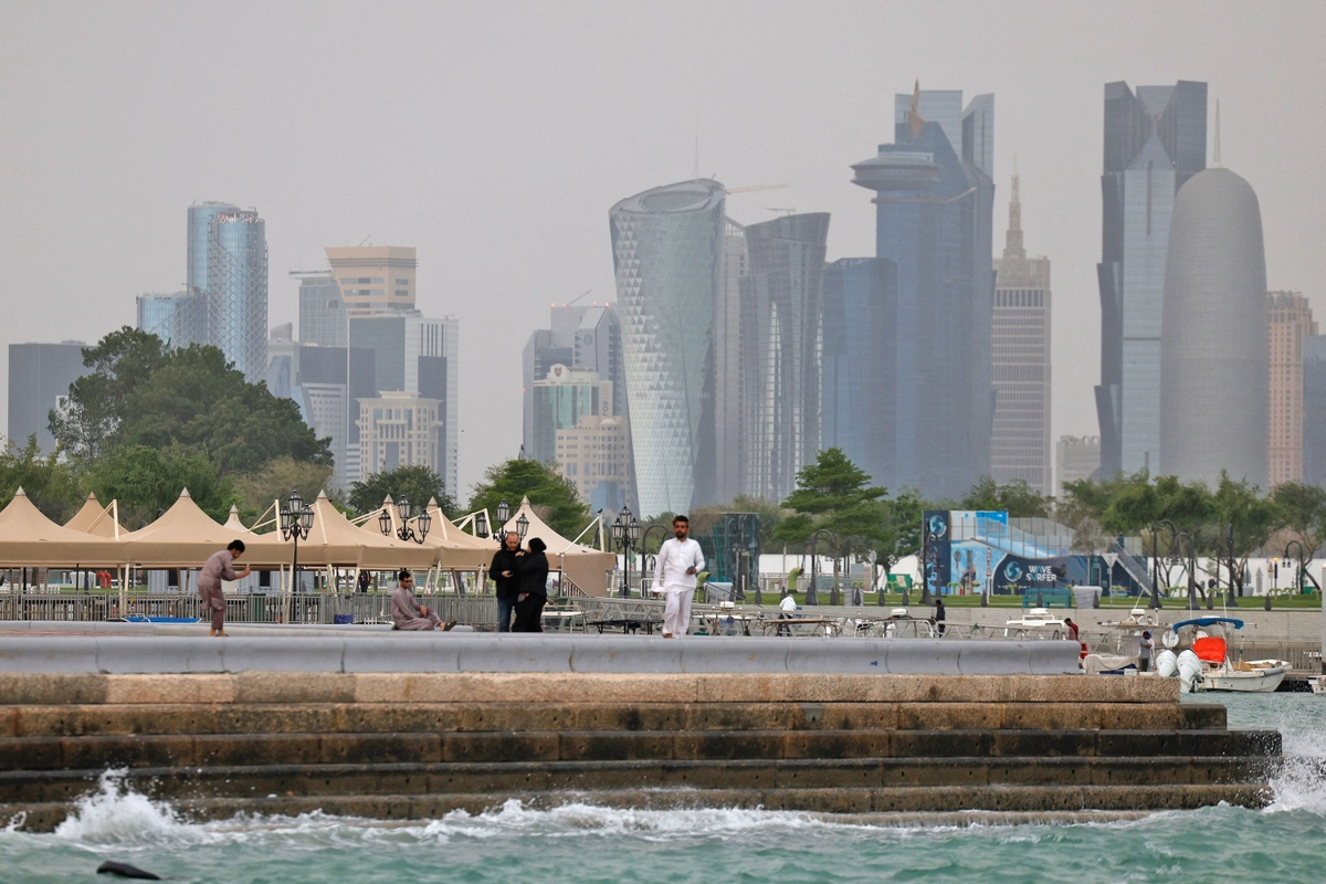 Katar tazminat talebini Birleşmiş Milletler'e taşıdı. Doha yönetimi, İran'ın saldırıları nedeniyle oluşan tüm zararların karşılanmasını istedi. İnsanlar, 09 Nisan 2026 tarihinde bulutlu bir günde Doha'daki Corniche sahil şeridini ziyaret ediyor. (Fotoğraf: AFP / Getty Images)