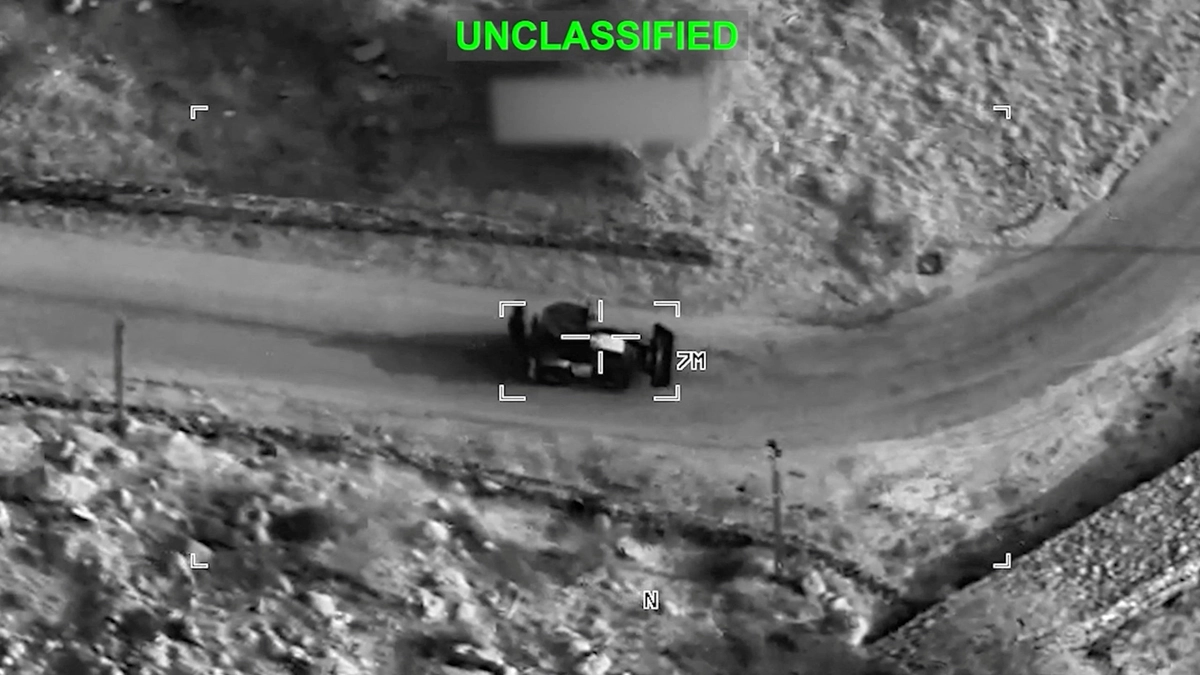 ABD, İran'daki askerî hedeflere 12'nci gece de hava saldırısı düzenledi. ABD Merkez Kuvvetler Komutanlığı'nın (CENTCOM) 22 Temmuz'da yayımladığı videodan alınan görüntüde İran'ın bilinmeyen bir noktasında hedef alınan iş makineleri. (Fotoğraf: CENTCOM, Reuters, The Epoch Times aracılığıyla).