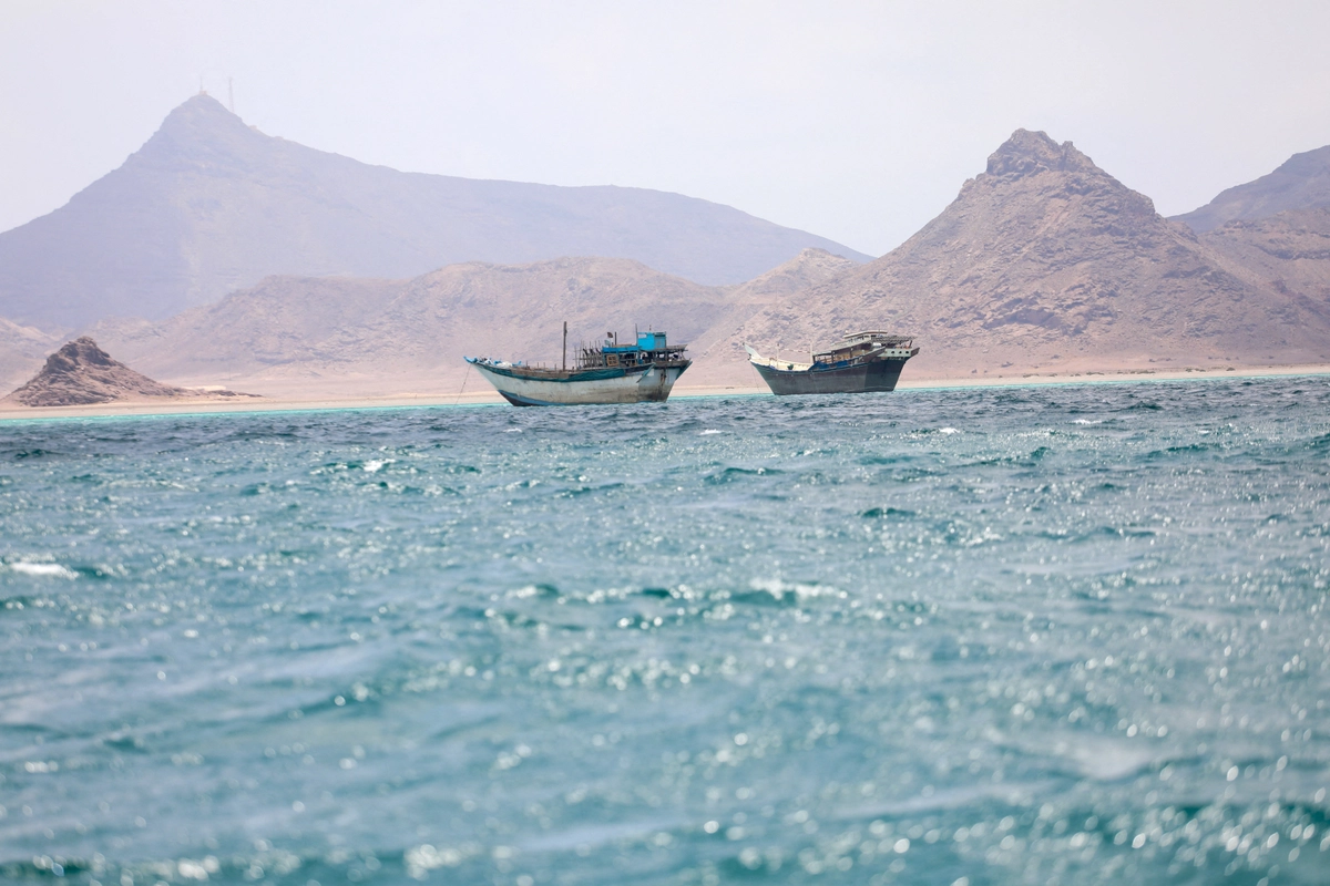 Husiler, Kızıldeniz'de iki Suudi petrol tankerini hedef aldıklarını açıkladı. 02 Nisan 2026 tarihinde Yemen'deki Babülmendep kıyılarında tekneler görüntülendi. (Reuters)