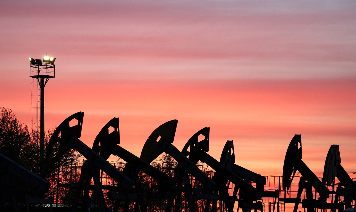 ABD ile İran'ın saldırıları geçici olarak durdurmasının ardından petrol fiyatları hızla geriledi. Kazakistan'ın Atırav bölgesinde bulunan ve Caspiy Neft tarafından işletilen Airankol petrol sahasındaki pompalar. 21 Nisan 2026. (Fotoğraf: Pavel Mikheyev, Reuters, The Epoch Times aracılığıyla)