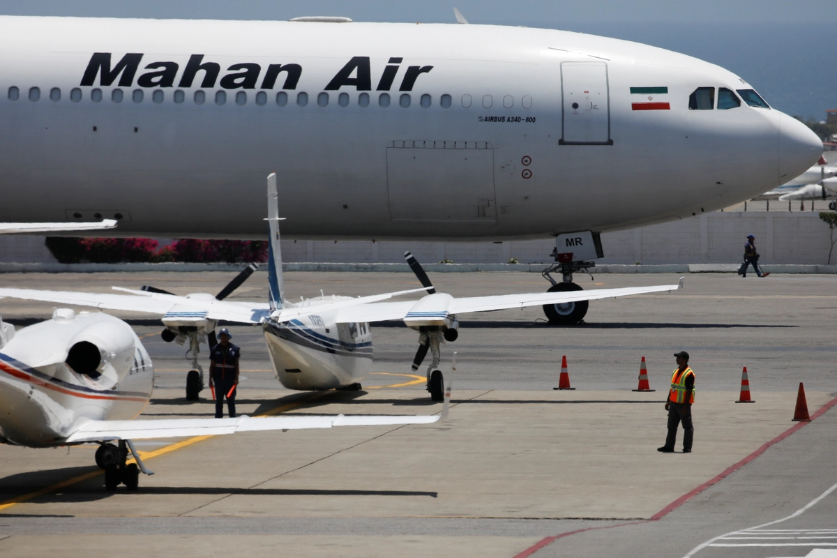 Mahan Air ve IRGC bağlantılı Çin, Hindistan, Rusya ve İran'daki kişi ve şirketleri hedef alan yeni ABD yaptırımları gündemde. Mahan Air'e ait Airbus A340-600 tipi yolcu uçağı, Simón Bolívar Uluslararası Havalimanı'nda. 8 Nisan 2019, Caracas, Venezuela. (Fotoğraf: Carlos Garcia Rawlins, Reuters, The Epoch Times aracılığıyla)
