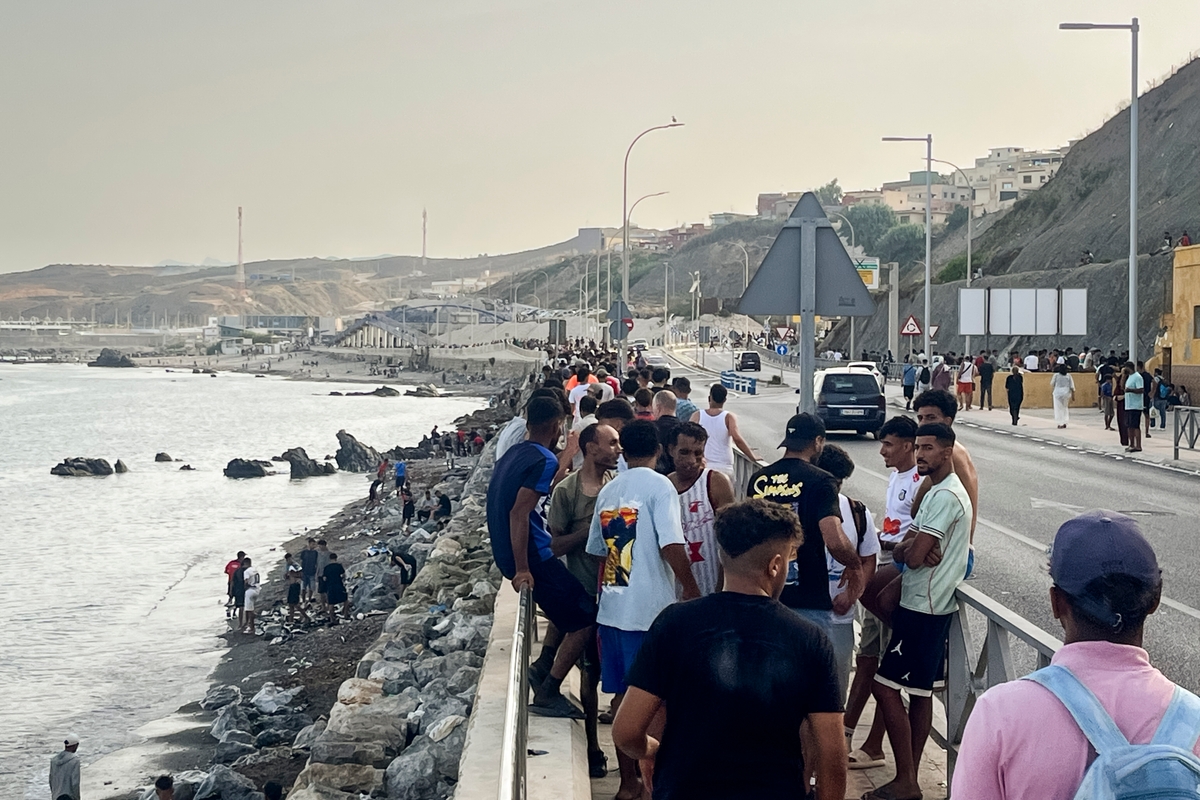 İspanya'nın Ceuta bölgesinde, Fas'tan yüzerek geçtikten sonra 31 Temmuz 2026'da Avenida Martínez Catena yakınlarındaki sahil yolunda toplanan genç Faslı göçmenler.
(Fotoğraf: Etienne Fauchaire/The Epoch Times)
