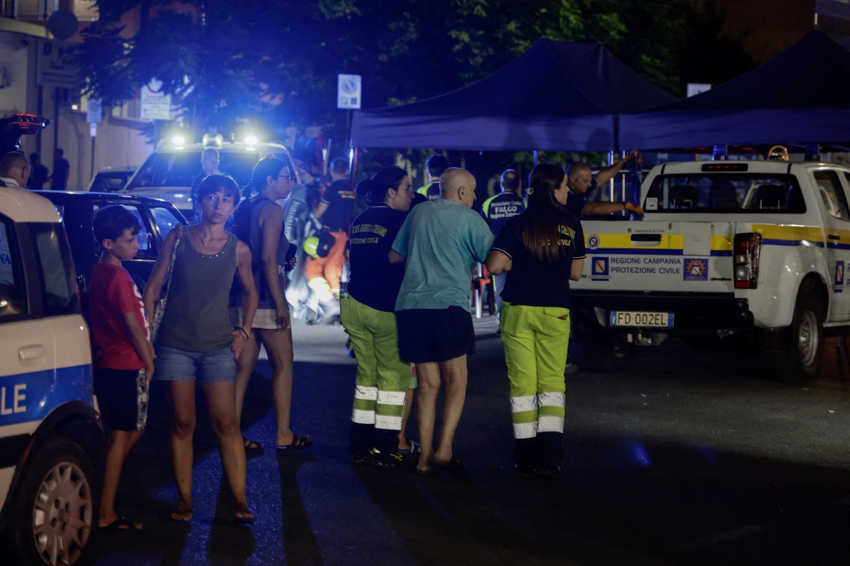 Campi Flegrei bölgesinde meydana gelen 4,7 büyüklüğündeki deprem, Napoli çevresinde hasara ve ulaşım kesintilerine yol açtı.   Acil durum ekipleri, 31 Temmuz 2026’da İtalya’nın Pozzuoli kentinde meydana gelen 4,7 büyüklüğündeki depremin ardından, yeni sarsıntı korkusuyla geceyi dışarıda geçirmeye hazırlanan vatandaşlara yardımcı oluyor. (Fotoğraf: Salvatore Laporta/Reuters)