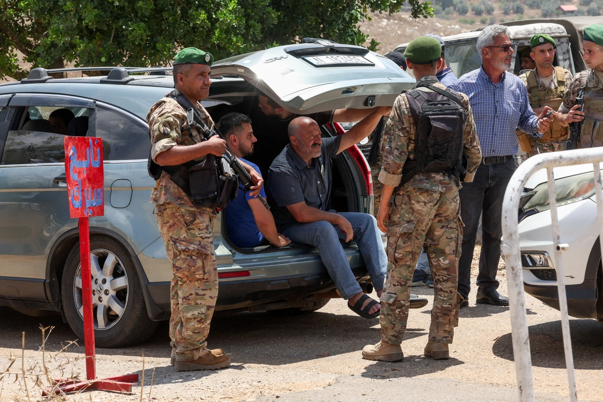 ABD'nin desteklediği pilot güvenlik bölgeleri kapsamında Lübnan'ın güneyinde yeni uygulamalar başladı. 24 Temmuz 2026 tarihinde, ABD arabuluculuğunda hazırlanan plan kapsamında İsrail güçlerinin çekilmesinin ardından, Güney Lübnan'daki Zawtar el Garbiye beldesine girmeyi bekleyen vatandaşlar sırada beklerken, Lübnan askerleri araçlarda denetim yaptı. (Fotoğraf: Aziz Taher/Reuters)