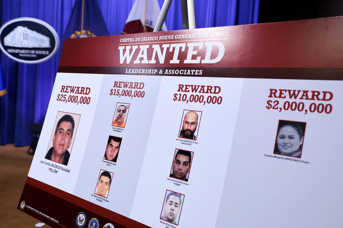 ABD Adalet Bakanlığı, düzenlediği basın toplantısında Trump yönetiminin CJNG karteline yönelik yeni adımlarını açıkladı. Aranan CJNG Karteli üyelerinin fotoğrafları ve başlarına konulan 100 milyon dolarlık ödüller. 5 Ağustos 2026, Washington. (Fotoğraf: Jonathan Ernst, Reuters, The Epoch Times aracılığıyla)