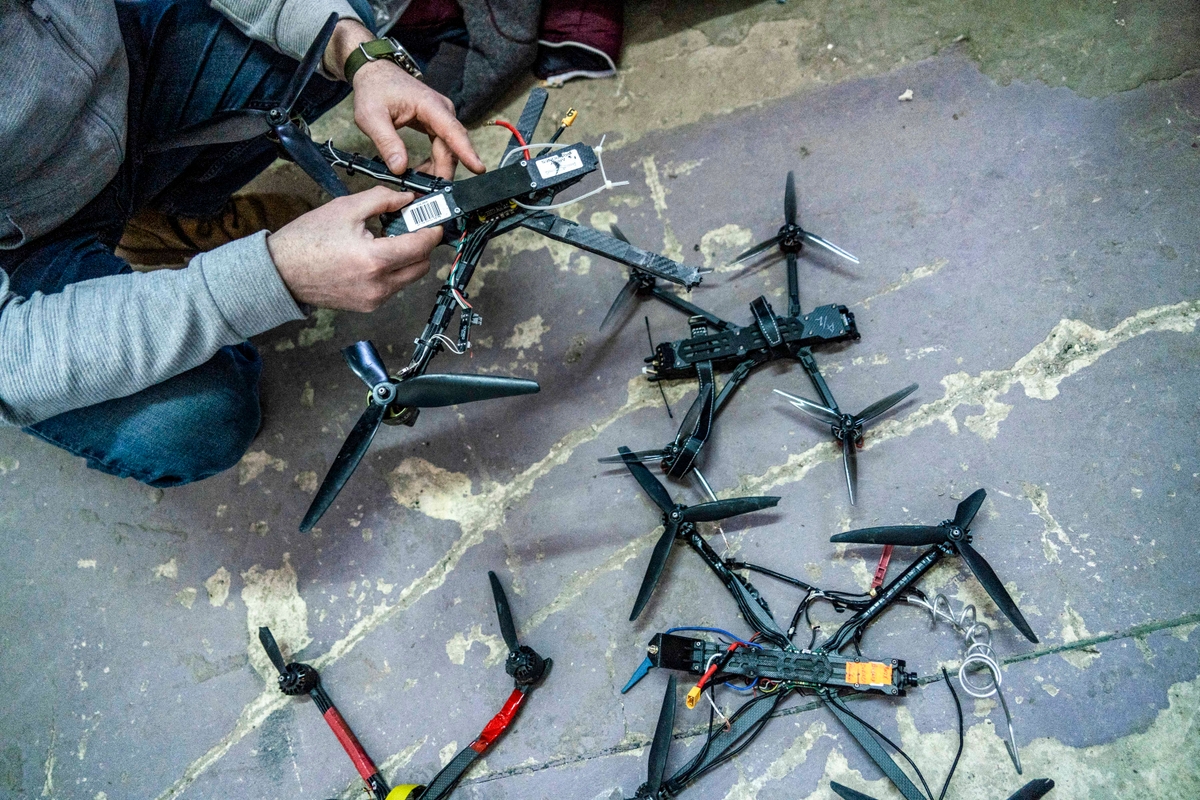 Rusya, ele geçirdiği Ukrayna dronlarını Baltık bölgesindeki ülkelere saldırı düzenlemek için kullanmayı düşünüyor. Rusya'nın Ukrayna sınırındaki Belgorod kentinde düşürülen Ukrayna'ya ait insansız hava araçları. 12 Mart 2026, Belgorod, Rusya. (Fotoğraf: Andrey Borodulin, AFP - Getty Images, The Epoch Times aracılığıyla)