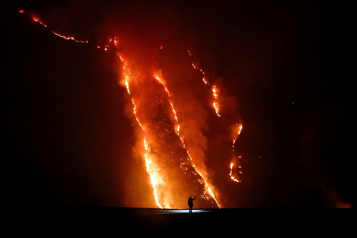 Endonezya’daki Bromo Yanardağı çevresinde 550 hektarlık alan yandı. Endonezya’nın Doğu Cava eyaletindeki Probolinggo’da, Bromo Tengger Semeru Milli Parkı’nın yamaçlarındaki yangını izleyen bir kişi. 9 Ağustos 2026. (Fotoğraf: Dipta Wahyu, Reuters, The Epoch Times aracılığıyla)