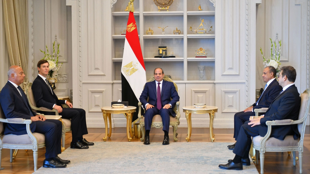 Mısır Cumhurbaşkanı Abdulfettah es-Sisi (C), 16 Ağustos 2026'da Mısır'ın El-Alameyn kentinde Jared Kushner (2. solda) ile görüştü. (Fotoğraf: Mısır Cumhurbaşkanlığı / Reuters)