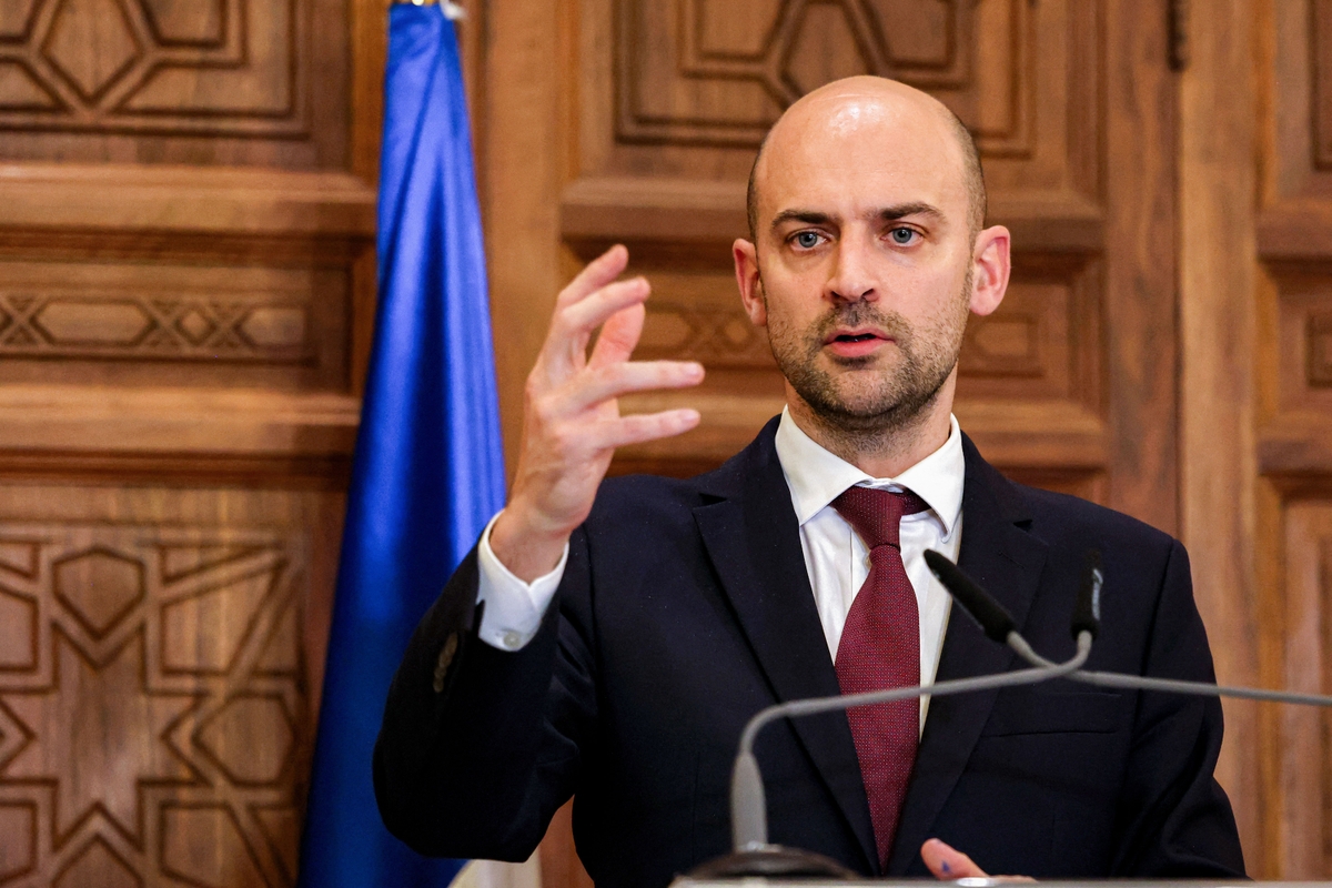 Fransa, Tahran’da iki Fransız diplomata yönelik saldırı sonrası iki İranlı diplomatı sınır dışı etme kararı aldı. Fransa Dışişleri Bakanı Jean-Noël Barrot, Fransız Büyükelçisinin konutunda düzenlenen basın toplantısında konuşurken. 6 Şubat 2026, Beyrut, Lübnan. ( Fotoğraf: Anwar Amro, AFP - Getty Images, The Epoch Times aracılığıyla)