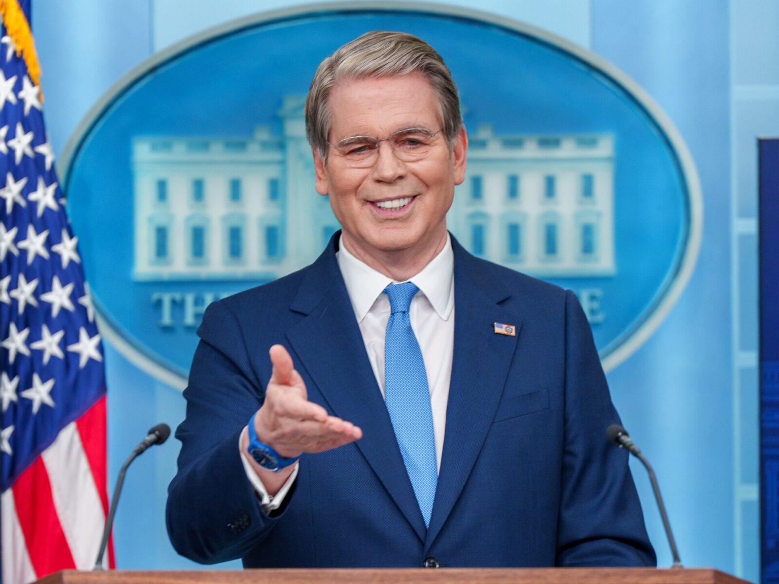 ABD, İran’a yönelik yeni yaptırımlar hazırlıyor. Scott Bessent, planın ayrıntılarının 24 Ağustos’ta açıklanacağını duyurdu. Hazine Bakanı Scott Bessent, 28 Mayıs 2026 Perşembe günü Beyaz Saray’daki James S. Brady Basın Brifing Salonu’nda basın toplantısı düzenledi. (Beyaz Saray Resmi Fotoğrafı: Abe McNatt)