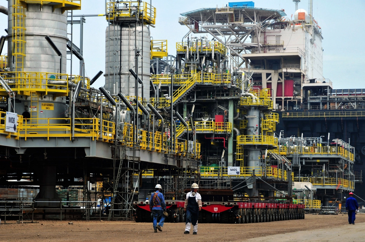 Çin'in İran petrolü alımına ABD yaptırımı geliyor. Çin'in doğusundaki Shandong eyaletinin Qingdao kentinde açık deniz petrol platformu. (Fotoğraf: STR, AFP - Getty Images, The Epoch Times aracılığıyla)