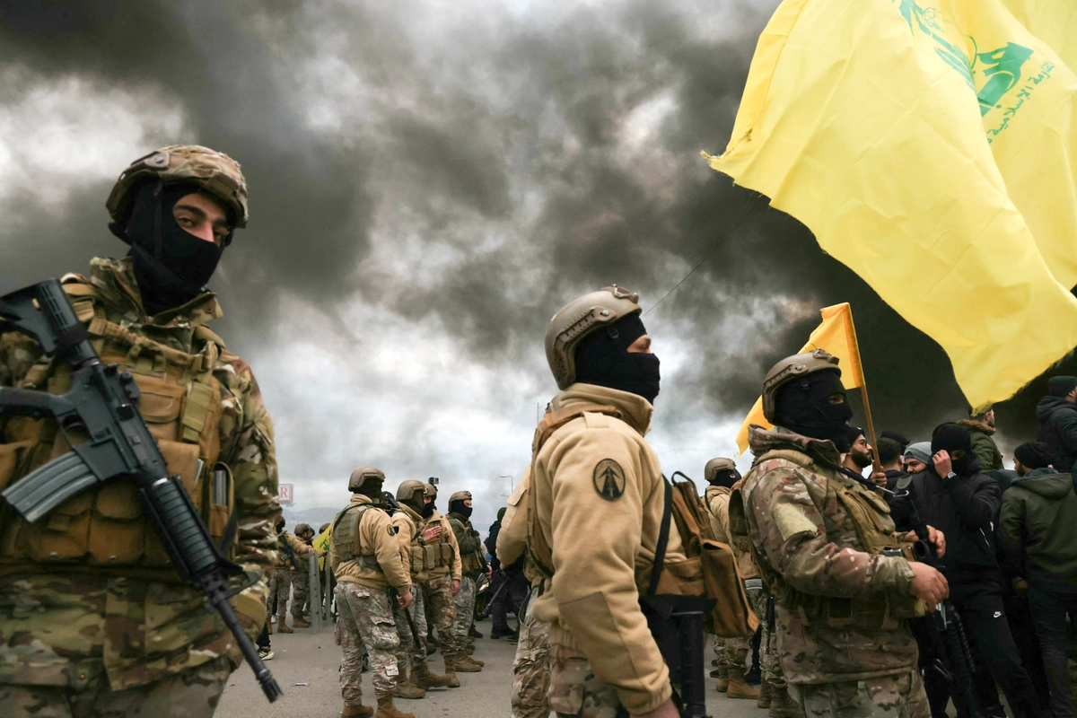 Hizbullah için nakit transferleri yürüten 10 kişi ABD Hazine Bakanlığı tarafından yaptırım listesine alındı. Hizbullah destekçileri, grubun bayrağını Lübnan ordusu askerlerinin önünde dalgalandırırken. 7 Şubat 2025. (Fotoğraf: Ibrahim Amro, AFP - Getty Images, The Epoch Times aracılığıyla)