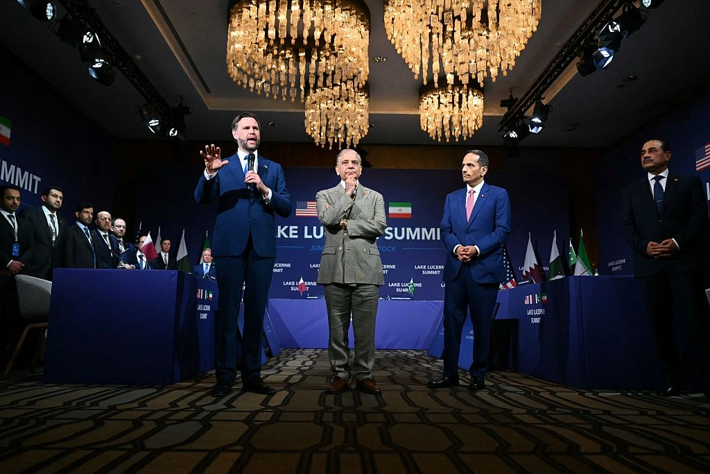 Pakistan Ordu Komutanı Asım Münir, artan ABD-İran gerilimi sırasında Tahran’ı ziyaret edecek. Ziyaretin ayrıntıları ve Pakistan’ın arabuluculuk süreci. Soldan sağa: ABD Başkan Yardımcısı JD Vance, Pakistan Başbakanı Şahbaz Şerif, Katar Başbakanı Şeyh Muhammed bin Abdurrahman bin Casim Al Sani ve Pakistan Ordu Komutanı Mareşal Asım Münir, 21 Haziran 2026’da İsviçre’deki Luzern Gölü’nde düzenlenen dörtlü toplantıda konuşuyor. Toplantıya ABD, İran, Pakistan ve Katar katıldı. Fotoğraf: Fabrice Coffrini / POOL / AFP / Getty Images