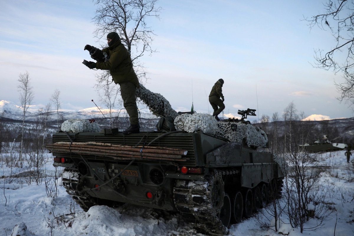 Norveç, Finnmark Tugayı’nı genişletiyor. Norveç Ordusu Kuzey Tugayı Birinci Taburu İkinci Tank Filosu askerleri, 30 Ekim 2019’da Norveç’in Setermoen kentinde düzenlenen “Reindeer 2” Norveç-ABD askeri tatbikatı sırasında tanklarını hazırlıyor. Stoyan Nenov/Reuters