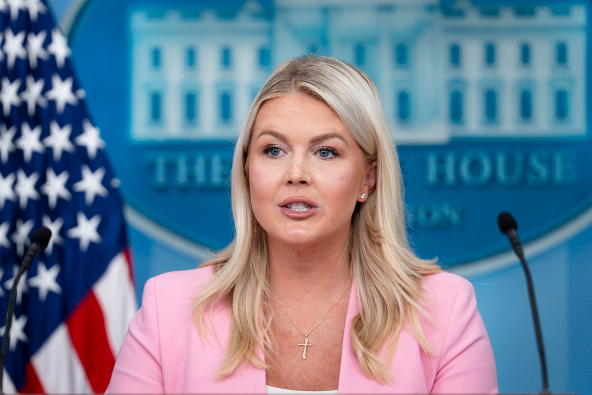 ABD, İran ile müzakerelerin şu anda yapılmadığını açıkladı. Washington, Tahran üzerindeki ekonomik baskıyı artırıyor. Beyaz Saray Sözcüsü Karoline Leavitt, 16 Temmuz 2026'da Beyaz Saray'da basın toplantısı düzenledi. (Fotoğraf: Madalina Kilroy/The Epoch Times)