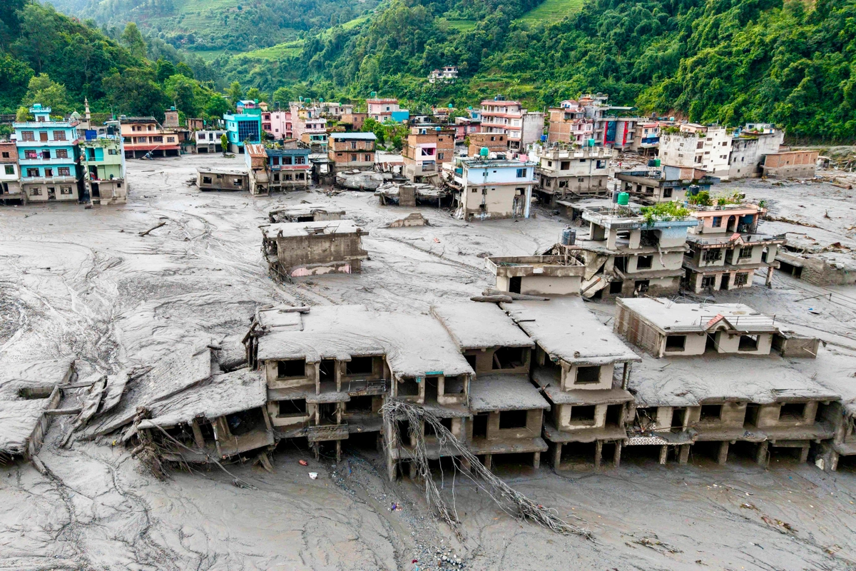 Avustralya, Nepal ve Tibet’teki sel felaketi için 5 milyon dolar yardım açıkladı. Nepal’de 39 Avustralyalıdan haber alınamıyor. 27 Ağustos 2026'da Nepal'in Nuwakot bölgesindeki Bidur Belediyesi'ne bağlı Devighat'ta, sel sonrası çamur altında kalan evler.