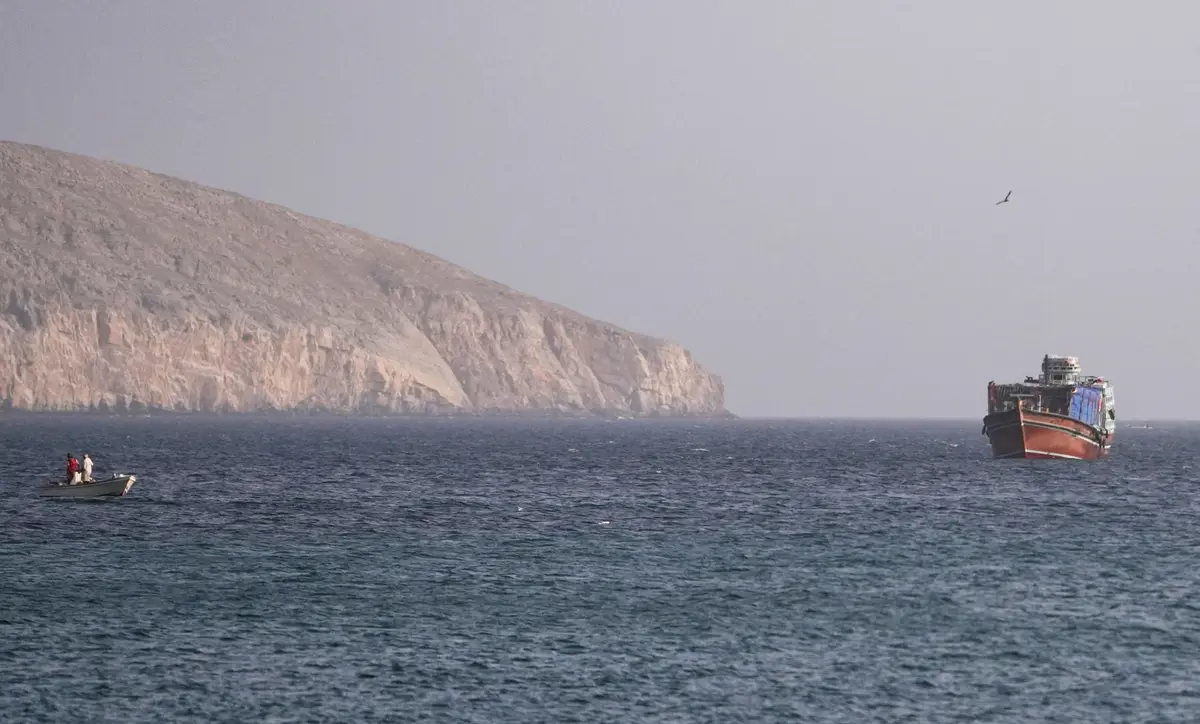 ABD güçleri, Hürmüz Boğazı'nda deniz mayınları taşıyan iki İran roketatarını vurdu. 16 Temmuz 2026'da Umman'ın Musandam bölgesinden görülen Hürmüz Boğazı'ndaki bir gemi. (Fotoğraf: Stringer/Reuters)
