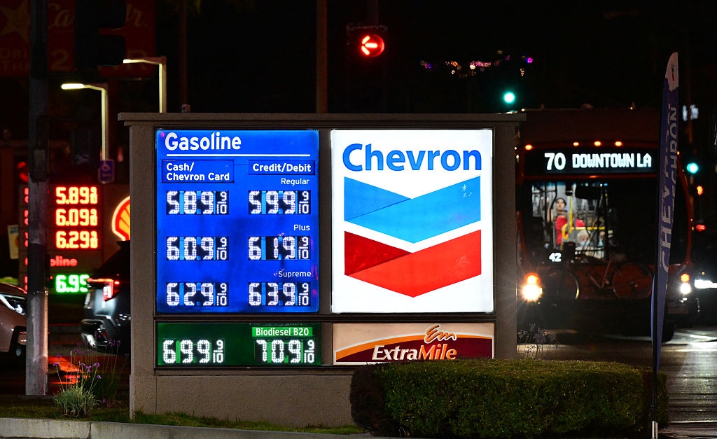 Brent petrolü, ABD'nin İran'a yönelik saldırısının ardından 91 doların üzerine çıktı. 13 Ağustos 2026'da Kaliforniya'nın Monterey Park kentindeki benzin fiyatları. (Fotoğraf: Frederic J. Brown/AFP via Getty Images)