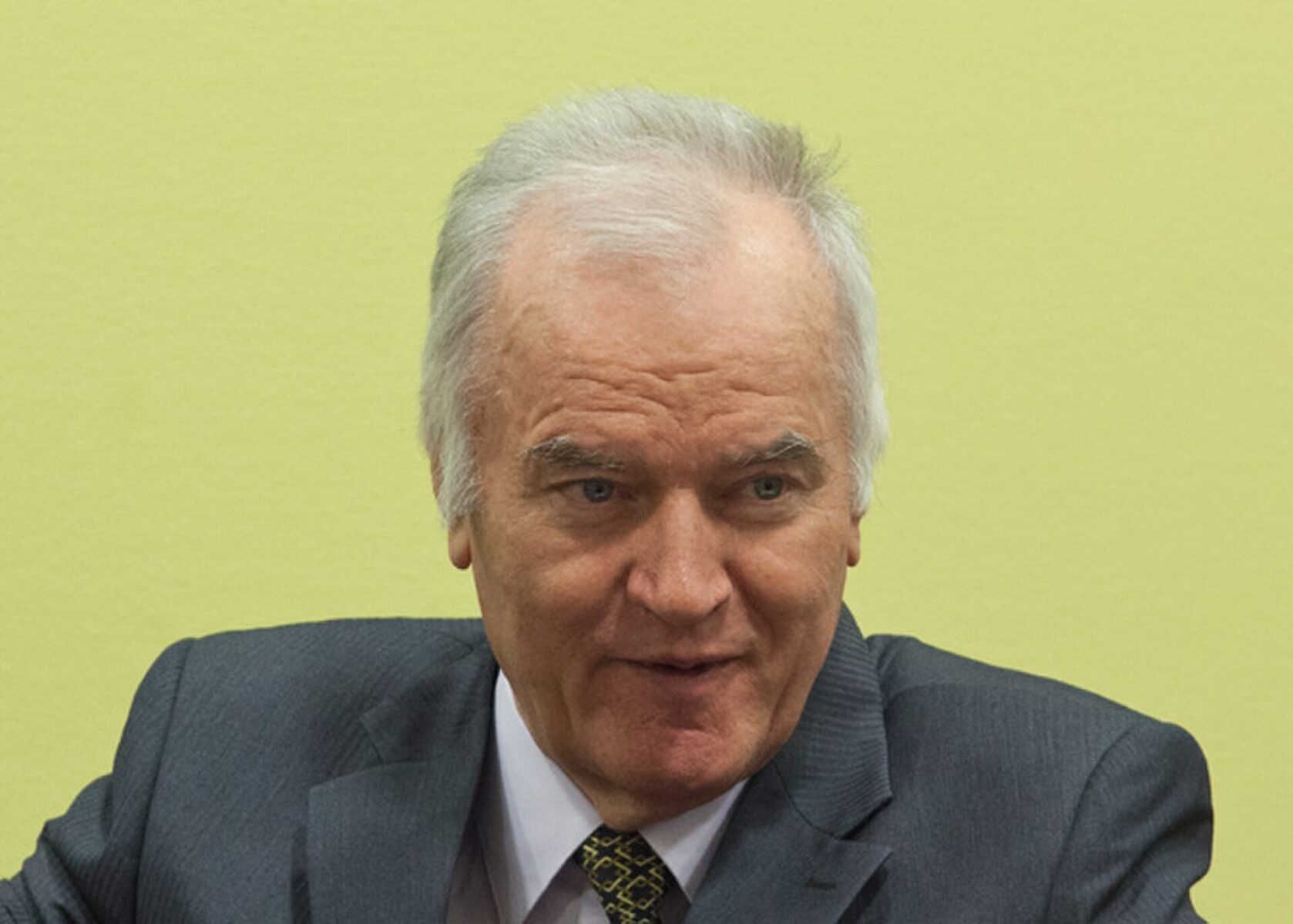Sırbistan Adalet Bakanı, Srebrenitsa suçlusu Mladic için resmî cenaze töreni düzenleneceğini açıkladı. Sırp Ordusu eski komutanı Bosnalı Ratko Mladić, Lahey'deki Eski Yugoslavya Uluslararası Ceza Mahkemesindeki (ICTY) davası sırasında. 16 Mayıs 2012. (Fotoğraf: Wikimedia)