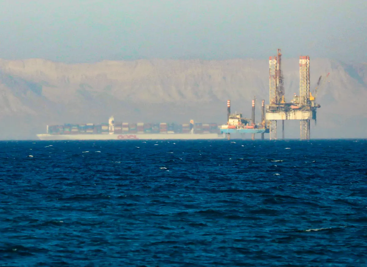 Çin lideri Şi Cinping, Mısır ile güvenlik işbirliğini derinleştirme ve Ortadoğu’da yeni güvenlik mimarisi önerdi. Konteyner gemisi, 1 Eylül 2020’de Mısır’ın Kahire kenti dışında, Süveyş Kanalı’na girmeden önce Kızıldeniz’e doğru Süveyş Körfezi’ndeki bir petrol platformunun yanından geçiyor. Amr Abdallah Dalsh/Reuters