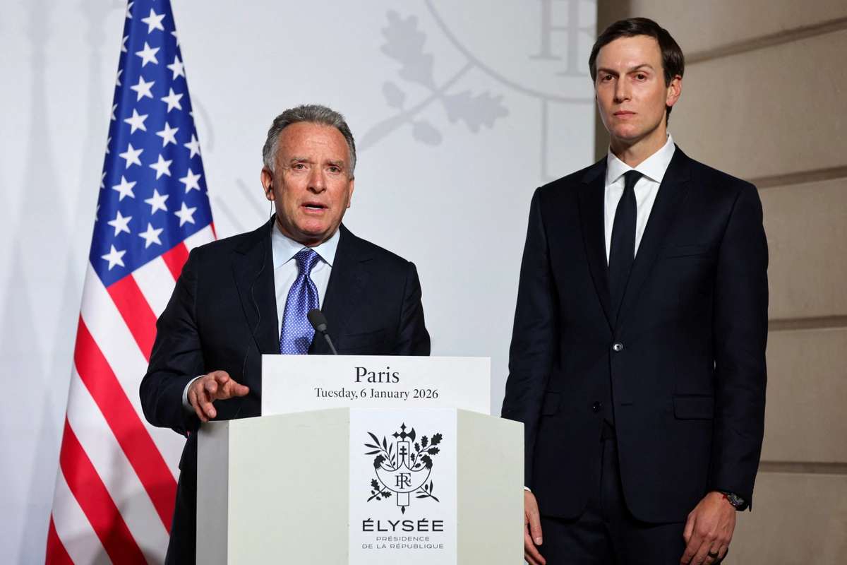 Trump, Ukrayna savaşını sona erdirmek için Steve Witkoff ve Jared Kushner’ı Moskova ve Kiev’e gönderiyor. ABD Özel Temsilcisi Steve Witkoff (solda), iş insanı Jared Kushner’ın yanında basın toplantısı düzenliyor. Görüntü, Ukrayna için ateşkes sonrası güç konuşlandırılmasına ilişkin bildirinin imzalanmasının ardından kaydedildi. Toplantı, 06 Ocak 2026’da Paris’teki Elysee Sarayı’nda düzenlenen Ukrayna’ya güvenlik garantileri konulu Gönüllüler Koalisyonu zirvesinde gerçekleşti. Ludovic Marin/Pool/AFP via Getty Images