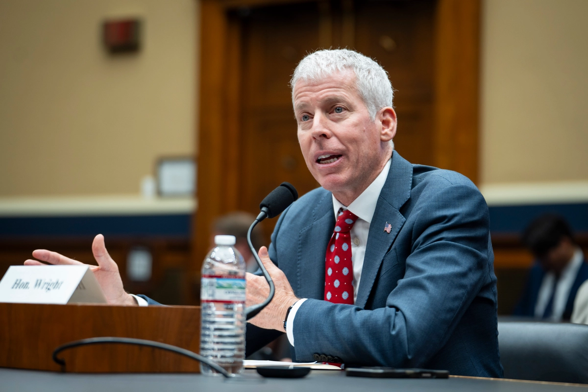 ABD Enerji Bakanı Chris Wright, İran’la nükleer anlaşmanın rejim değişikliğine kadar ertelenebileceğini söyledi. Enerji Bakanı Chris Wright, 16 Nisan 2026'da Washington'daki Capitol Hill'de ifade verdi.
(Fotoğraf: Madalina Kilroy/The Epoch Times)