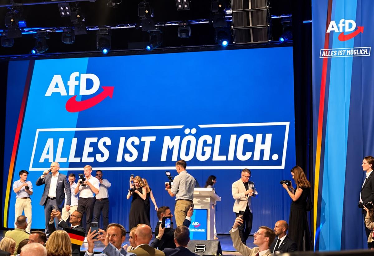 Ulrich Siegmund, Saksonya-Anhalt başbakan adayı, 6 Eylül 2026’da eyalet başkenti Magdeburg’daki Altes Theater’da AfD destekçilerine hitap ediyor. (Etienne Fauchaire/The Epoch Times)