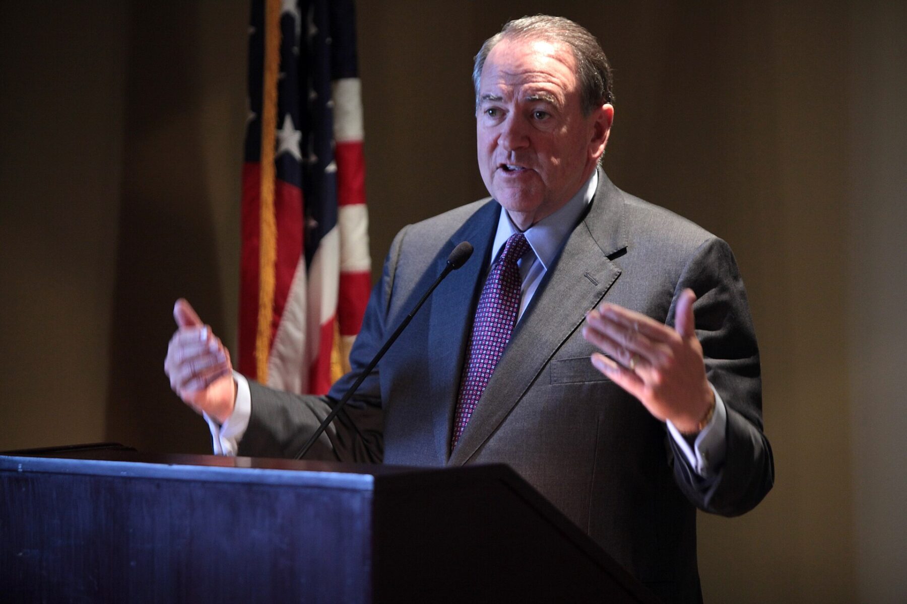 ABD'nin İsrail Büyükelçisi Mike Huckabee, İsrail veya ABD'nin Gazze'de zorunlu göç planı olmadığını açıkladı. Eski Arkansas Valisi Huckabee, Arizona'nın Phoenix kentindeki Phoenix Country Club'da düzenlenen bağış etkinliğinde destekçileriyle konuşurken. (Fotoğraf: Wikimedia)