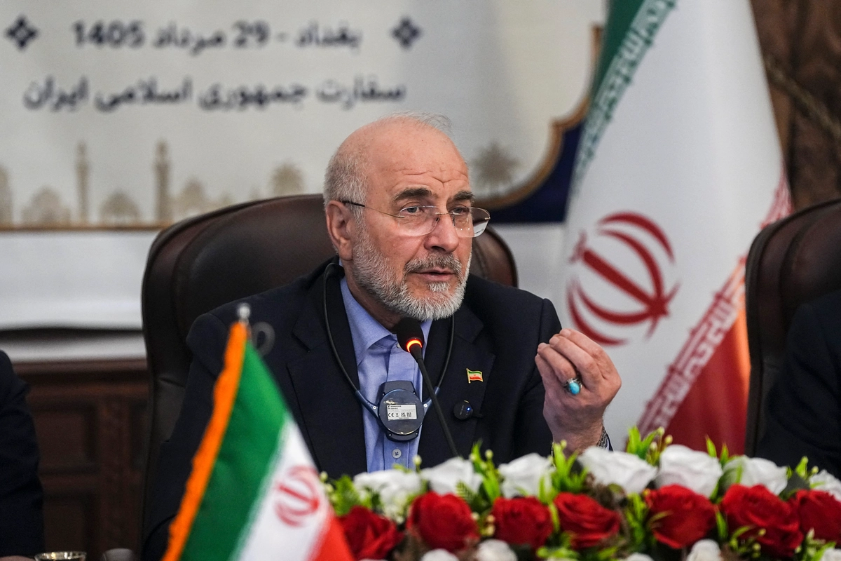 İran Meclis Başkanı Muhammed Bakır Galibaf, 20 Ağustos 2026’da Irak’ın Bağdat kentindeki İran Büyükelçiliğinde iş dünyası temsilcileriyle düzenlenen toplantıda konuşuyor. Galibaf’ın yanında İran ve Irak bayrakları bulunuyor. Fotoğraf: Hamed Malekpour/Middle East Images via AFP/Getty Images