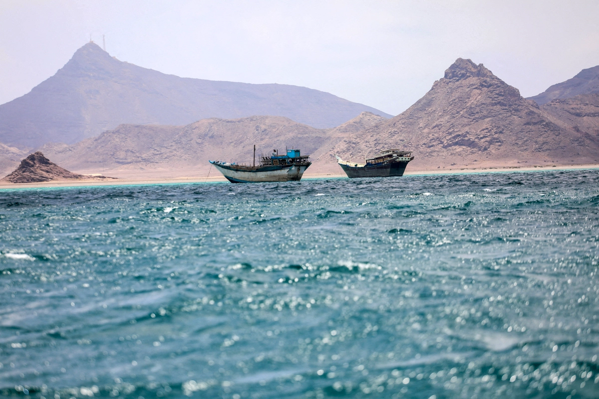 Husiler, Babülmendep Boğazı’ndaki stratejik Perim Adası’nı ele geçirdi. 2 Nisan 2026'da Yemen'in Babülmendep kıyısı açıklarında tekneler yüzüyor. (Fotoğraf: Reuters, The Epoch Times aracılığıyla)