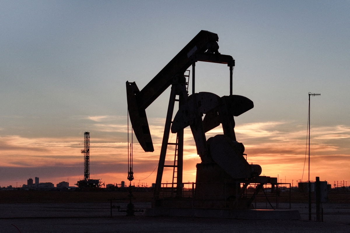 Petrol fiyatları, Husilerin Suudi Arabistan saldırıları ve Hürmüz Boğazı’ndaki gerilimle yüzde 2’den fazla yükseldi. 11 Haziran 2025’te Teksas’ın Midland kentinin güneyinde bir pompa ünitesi ve sondaj kulesi. Eli Hartman/Reuters