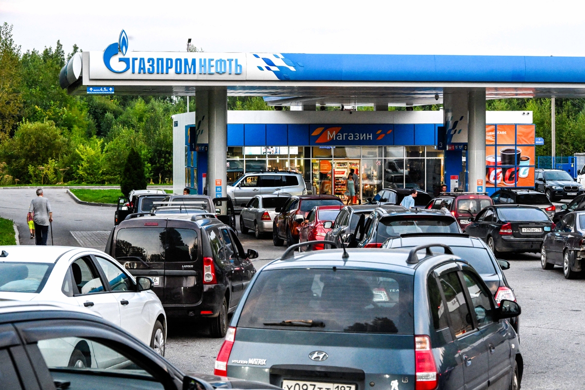 Trump, Ukrayna’dan Rusya’nın dizel tesislerine yönelik saldırıları durdurmasını istedi. İnsanlar, Gazpromneft akaryakıt istasyonunda araçlarına yakıt almak için sırada beklerken. 6 Ağustos 2026, Pereslavl-Zalesskiy, Rusya. (Fotoğraf: Igor Ivanko, AFP - Getty Images, The Epoch Times aracılığıyla)