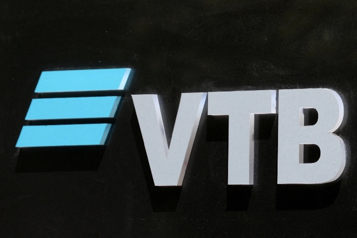 ABD, İran bağlantıları nedeniyle Rusya’nın VTB Bankasına yeni yaptırımlar uyguladı ve yabancı bankaları ikincil yaptırım riskine karşı uyardı. VTB Bankasının İran’ın başkenti Tahran’daki genel merkezinde bulunan logosu, 23 Mayıs 2023. Majid Asgaripour/WANA via Reuters