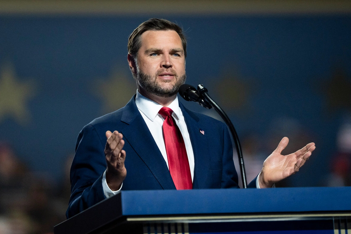 JD Vance, İran savaşının önümüzdeki aylarda yeni bir aşamaya gireceğini söyledi. Başkan Yardımcısı JD Vance, 10 Eylül 2026'da Dallas'ta düzenlenen 2026 Cumhuriyetçi Ara Seçim Kongresi'nin ikinci gününde konuşma yapıyor. (Fotoğraf: Madalina Kilroy/The Epoch Times)
