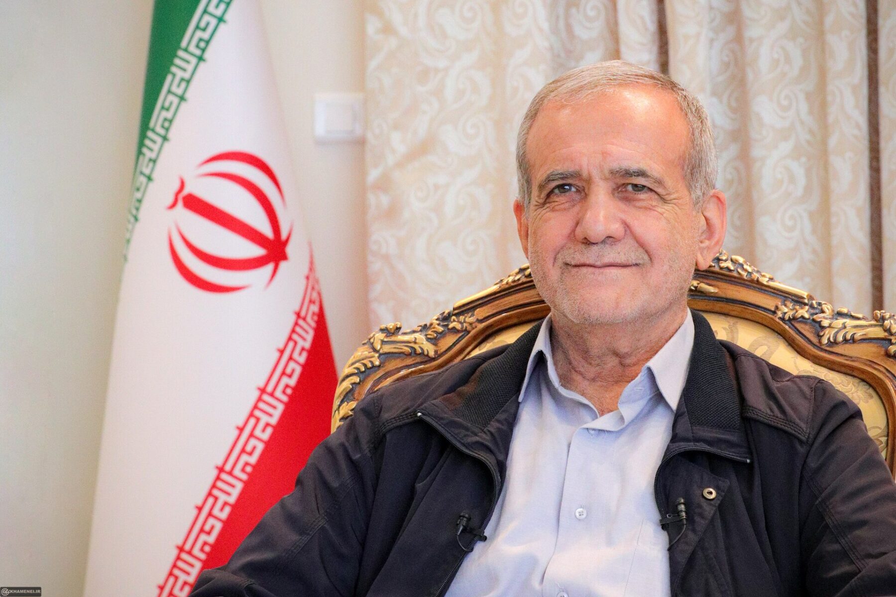 ABD, İran heyetinin 22 Eylül'de başlayacak BM Genel Kurulu'na katılmasına izin verdi. İran’ın dokuzuncu Cumhurbaşkanı Mesud Pezeşkiyan’ın 2024 yılında khamenei.ir’e verdiği röportajdan bir görüntü.(Fotoğraf: Wikimedia)