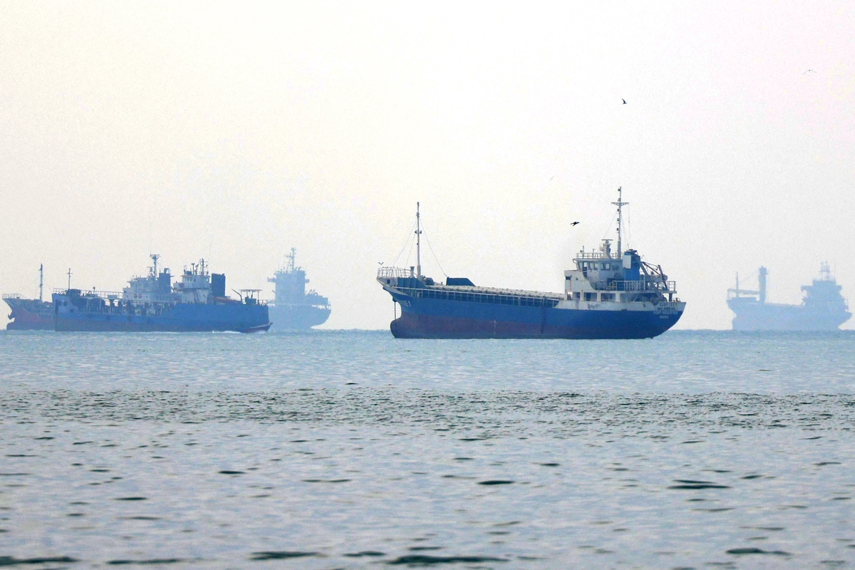 Hürmüz Boğazı’ndan geçen bir petrol tankerinin bilinmeyen mermi parçalarıyla hasar gördüğü bildirildi. İran’ın güneyindeki Bandar Abbas liman kenti açıklarında gemiler, 7 Eylül 2026’da Hürmüz Boğazı’ndan geçiyor. (Fotoğraf: Atta Kenare/AFP via Getty Images)