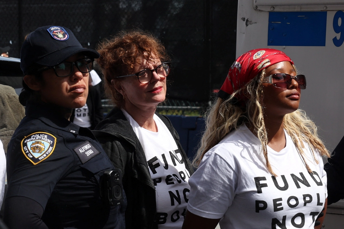 Oyuncu Susan Sarandon (ortada), İsrail Başbakanı Binyamin Netanyahu'nun Birleşmiş Milletler Genel Kurulu'ndaki konuşması öncesinde, 24 Eylül 2026'da New York'ta düzenlenen protesto sırasında gözaltına alındı. (Fotoğraf: Shannon Stapleton/Reuters)