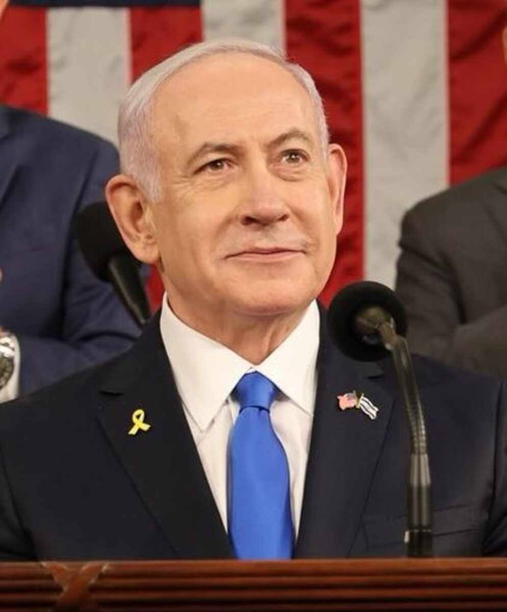 İsrail Başbakanı Binyamin Netanyahu'nun BAE'deki gizli Arap temsilcileri toplantısına ilişkin ayrıntılar ve görüşmenin gündemi. Benjamin Netanyahu, 118. ABD Kongresi'ne hitap ederken(kırpılmış). (Fotoğraf: Wikimedia)