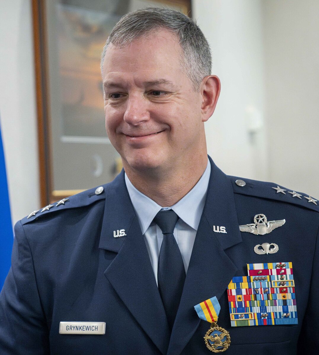 NATO Komutanı Alexus Grynkewich, Çin, Rusya, İran ve Kuzey Kore arasındaki işbirliğinin arttığını söyledi. Orgeneral Alexus Grynkewich, ABD Avrupa Komutanlığı görevini devraldığı terfi töreninde. 1 Temmuz 2025, Stuttgart, Almanya. (Fotoğraf: ABD Savunma Bakanlığı fotoğrafı, Wikimedia)