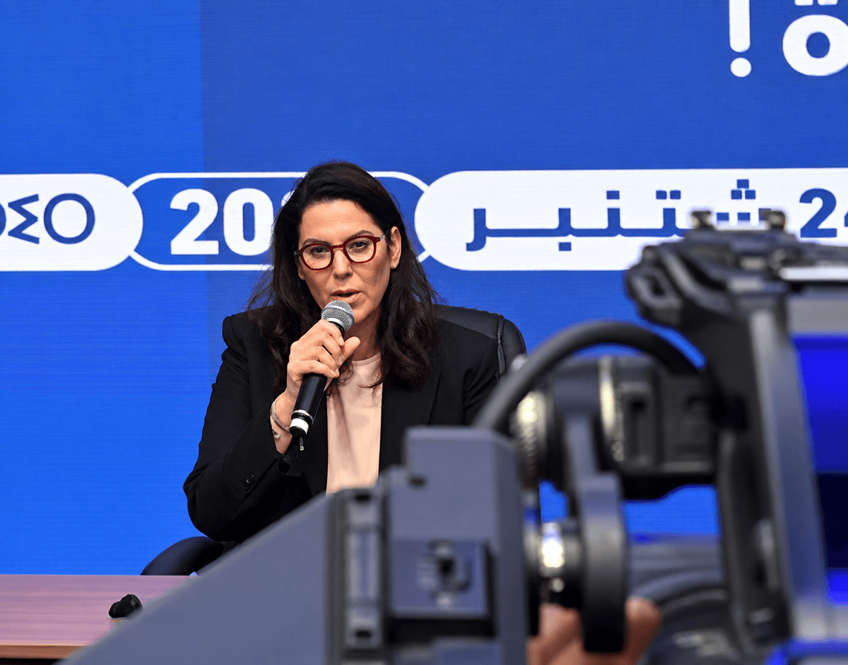 Fas’ın yeni hükümet başkanı ve Özgünlük ve Modernlik Partisi’nin (PAM) kolektif liderlik koordinatörü Fatima Ezzahra El Mansouri, 24 Eylül 2026’da Rabat’ta düzenlenen PAM seçim sonrası basın toplantısında konuşuyor. (Fotoğraf: Etienne Fauchaire/The Epoch Times)