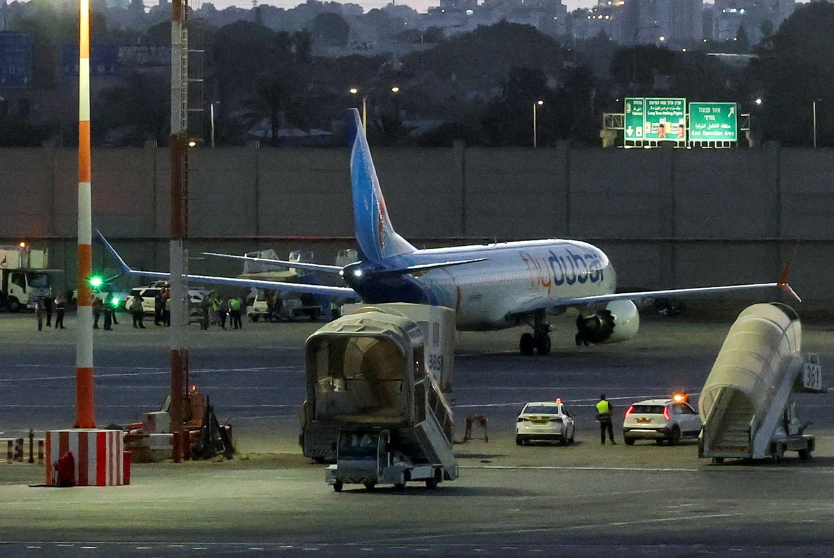 Flydubai uçağında yardımcı pilotun saldırısına uğrayan Hint pilot Smit Machchhar, yolcuların kurtarılmasına yardım etti. Birleşik Arap Emirlikleri’nden İsrail’e gitmekte olan Flydubai uçağındaki yolcuları taşıyan uçak, acil durum sinyali sonrasında Suudi Arabistan’a yönlendirildi. Uçak, 30 Eylül 2026’da İsrail’in Tel Aviv yakınlarındaki Lod kentinde bulunan Ben Gurion Uluslararası Havalimanı’na ulaştığında apronda görüntülendi.(Fotoğraf: Ammar Awad/Reuters)