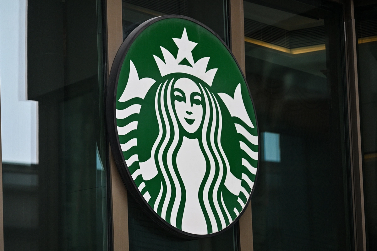 Starbucks, Çin Sincan Uygur Özerk Bölgesi’nde ilk iki mağazasını açtı. Şanghay’ın Jingan bölgesinde 9 Nisan 2025’te çekilen bir Starbucks tabelası. (Fotoğraf: Hector Retamal/AFP, Getty Images aracılığıyla)