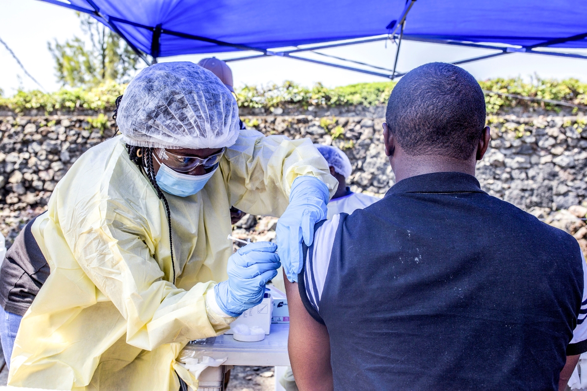 Kongo Demokratik Cumhuriyeti’ndeki Ebola salgınında can kaybı 4.018’e yükseldi. Bir adam, 15 Temmuz 2019’da Kongo’nun Goma kentindeki Afia Himbi Sağlık Merkezi önünde bir hemşireden Ebola aşısı oluyor. (Fotoğraf: Pamela Tulizo/AFP via Getty Images)