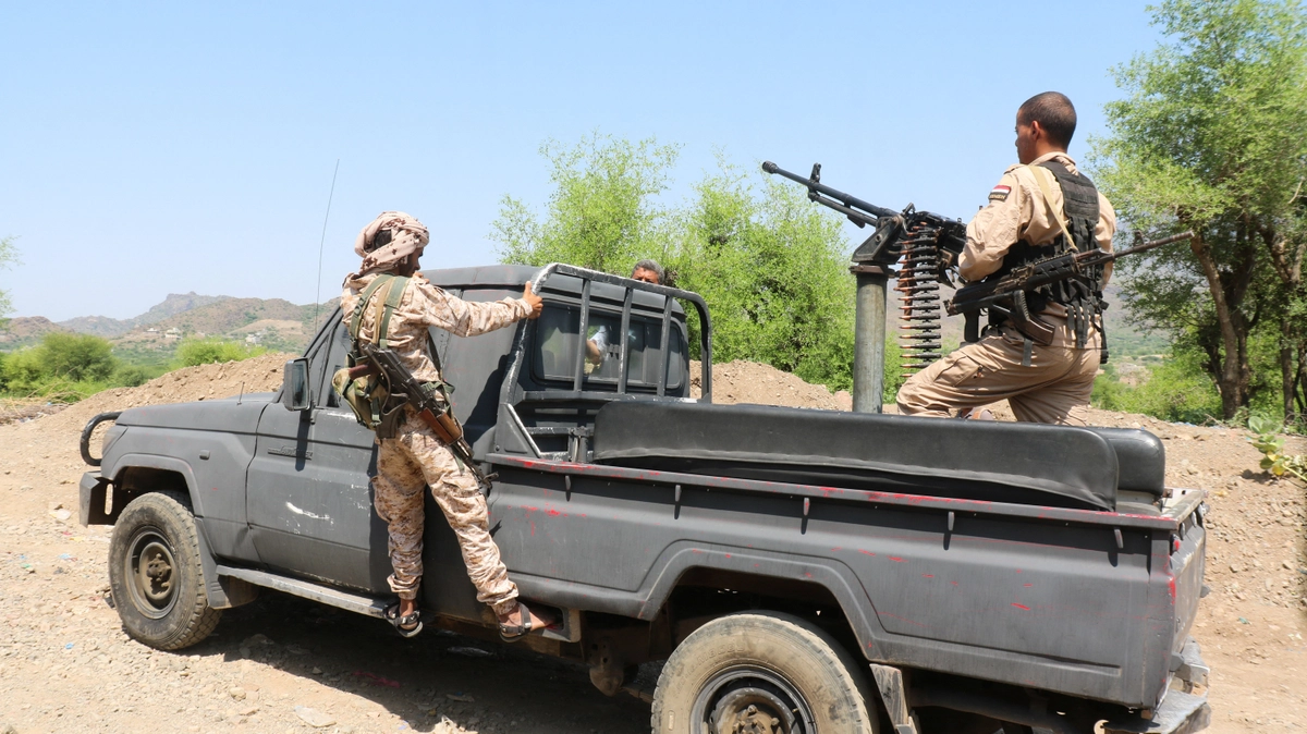 Yemen hükümeti, Suudi Arabistan’ın hava desteğiyle Babu’l Mendeb Boğazı çevresinde Husilere karşı operasyon başlattı ve stratejik bölgelerde kontrol sağladığını açıkladı. Suudi Arabistan destekli Yemen hükümet güçlerinin üyeleri, İran yanlısı Husilerle çatışmaların yaşandığı cephe hattına giden yolda devriye gezerken askeri bir pikapta ilerliyor. Yemen’in Taiz vilayeti, 30 Eylül 2026. (Fotoğraf: Ebrahim Al-Suhaibi/Reuters)